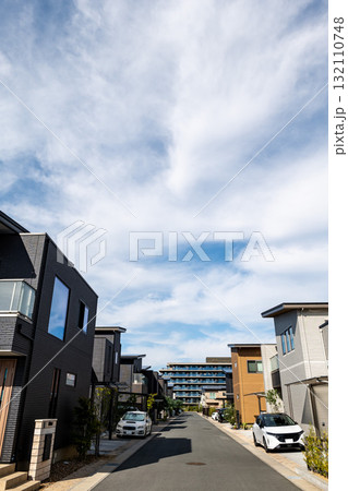青空の下に並ぶぶモダンな一戸建て住宅の街並み 青空の下に並ぶぶモダンな一戸建て住宅の街並み 132110748