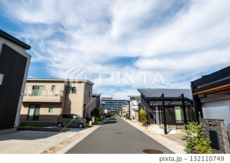 青空の下に並ぶぶモダンな一戸建て住宅の街並み 132110749