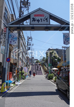 谷中ぎんざの夕焼けだんだん(東京都台東区) 谷中ぎんざの夕焼けだんだん(東京都台東区) 132111038
