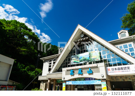 高尾登山ケーブル 夏の青空の下、高尾山に登る 東京都八王子市高尾町 高尾登山ケーブル 夏の青空の下、高尾山に登る 東京都八王子市高尾町 132111077