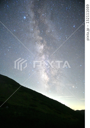 雲ノ平テント場からみた祖父岳と立ち上る天の川 132111089