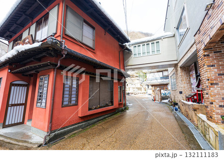 冬化粧した湯原温泉街 132111183