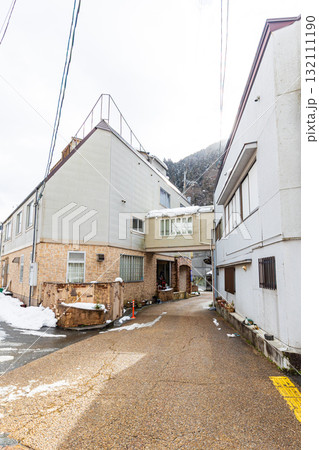 冬化粧した湯原温泉街 132111190