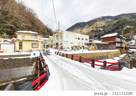 冬化粧した湯原温泉街 132111200
