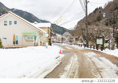 冬化粧した湯原温泉街 132111220