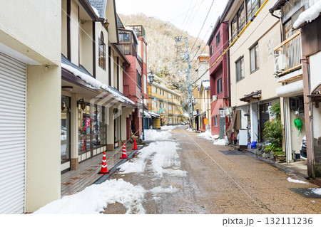 冬化粧した湯原温泉街 132111236