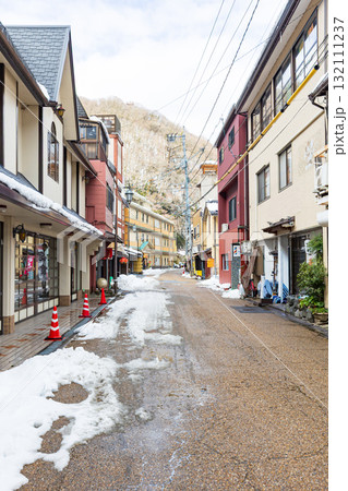 冬化粧した湯原温泉街 132111237