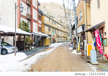冬化粧した湯原温泉街 132111241