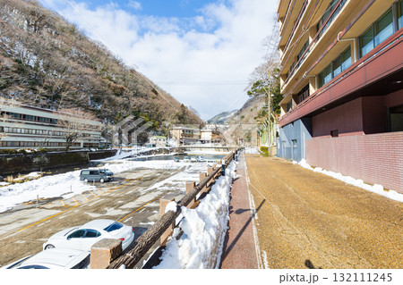 冬化粧した湯原温泉街 132111245