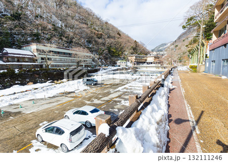 冬化粧した湯原温泉街 132111246