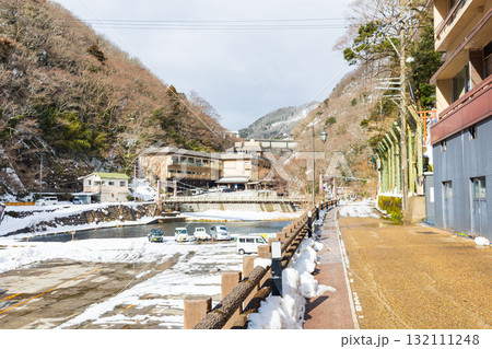 冬化粧した湯原温泉街 冬化粧した湯原温泉街 132111248