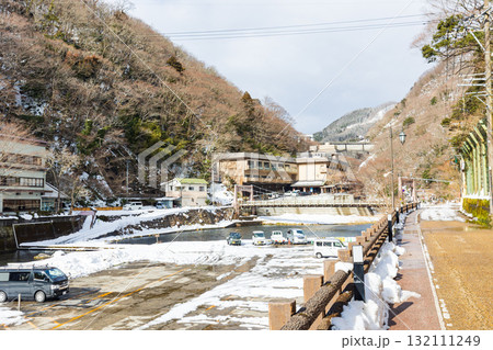 冬化粧した湯原温泉街 132111249