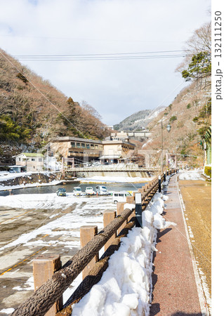 冬化粧した湯原温泉街 132111250