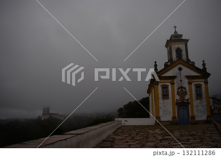 霧に包まれる教会 132111286