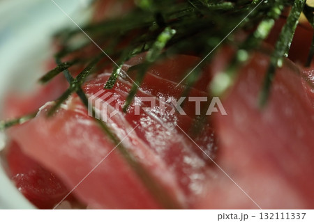 新鮮なマグロ丼のアップと輝く赤身 132111337