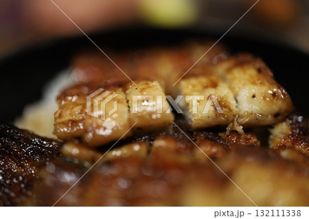 鰻重：照り輝く日本の伝統料理 132111338