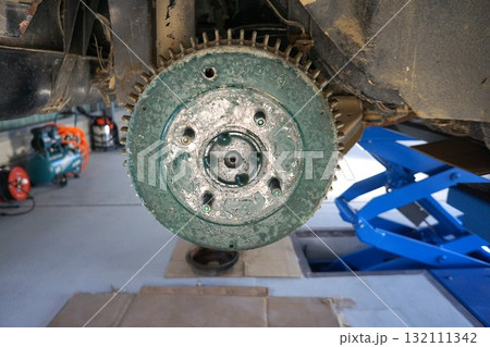 昭和49(1974)年式　S30フェアレディZの純正リヤブレーキ　分解整備中の後輪ドラムブレーキ 132111342