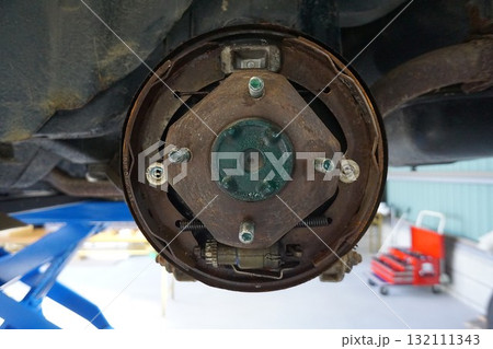 昭和49(1974)年式　S30フェアレディZの純正リヤブレーキ　分解整備中の後輪ドラムブレーキ 132111343