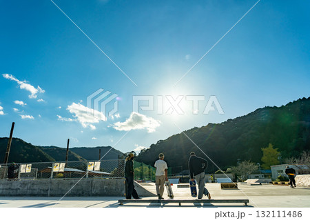 三重県南伊勢町　廃校となった旧穂原小学校の穂原スケートパークでスケートボードを楽しむ若者たち 132111486