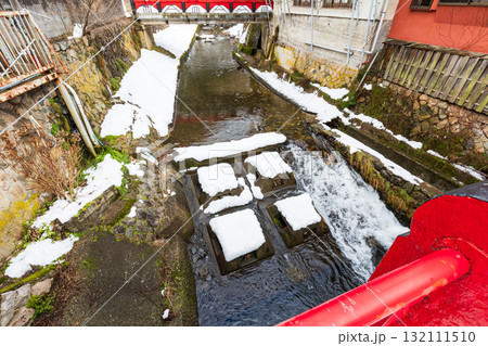 冬化粧した湯原温泉街 132111510