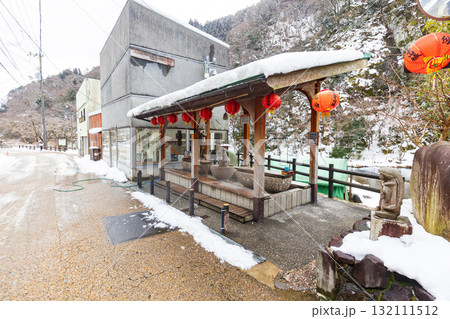 冬化粧した湯原温泉街 132111512