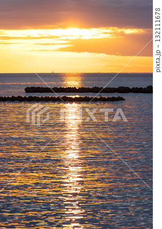 伊豆半島の松崎町の海の日没 132111678