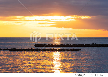 伊豆半島の松崎町の海の日没 132111679