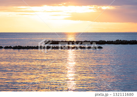 伊豆半島の松崎町の海の日没 132111680