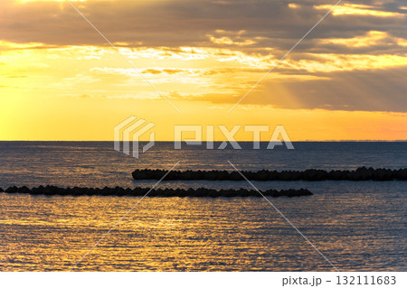 伊豆半島の松崎町の海の日没 伊豆半島の松崎町の海の日没 132111683