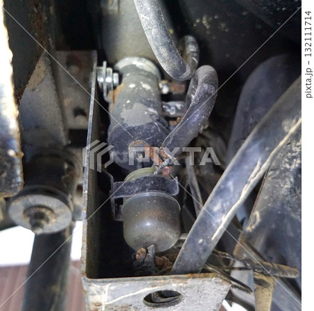 1974年式フェアレディZ整備 旧車に取り付けられたオリジナル8mmホース用の燃料ポンプとフィルター 1974年式フェアレディZ整備 旧車に取り付けられたオリジナル8mmホース用の燃料ポンプとフィルター 132111714