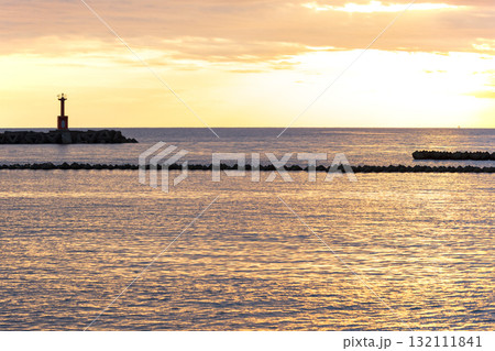 伊豆半島の松崎町の海の夕景 伊豆半島の松崎町の海の夕景 132111841