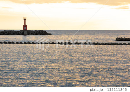 伊豆半島の松崎町の海の夕景 132111846