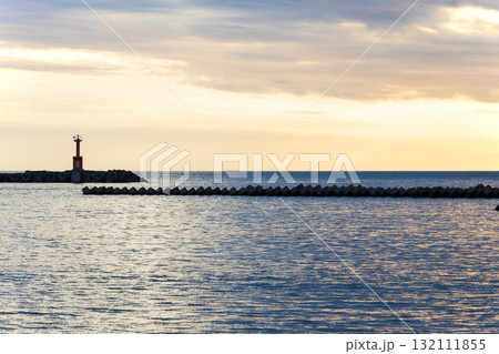 伊豆半島の松崎町の海の夕景 132111855