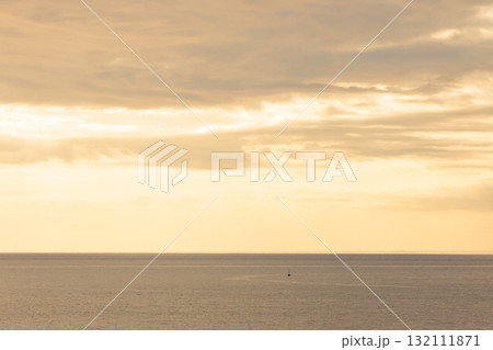 伊豆半島の松崎町の海の夕景 132111871