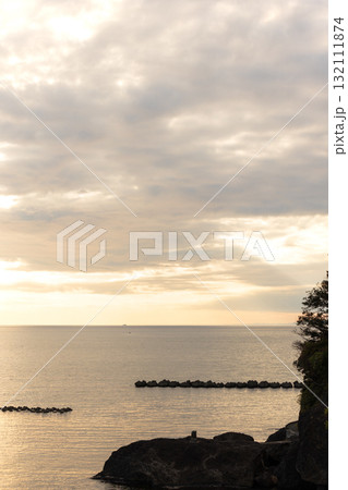 伊豆半島の松崎町の海の夕景 132111874
