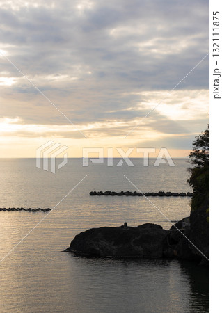 伊豆半島の松崎町の海の夕景 132111875