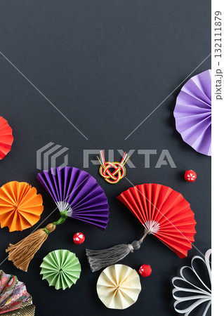 縦構図の年賀状や祝い事の背景素材 132111879