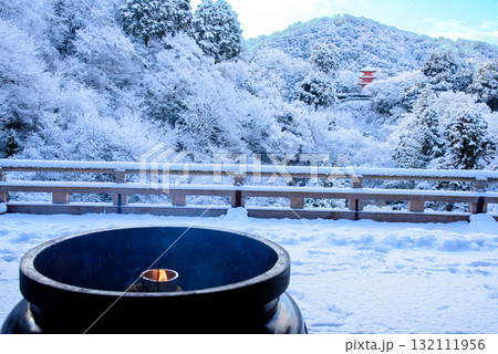 雪化粧した清水寺 子安の塔 雪化粧した清水寺 子安の塔 132111956