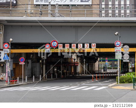 鉄道高架と交差する道路の高さ制限「制限高3.3M」 鉄道高架と交差する道路の高さ制限「制限高3.3M」 132112169