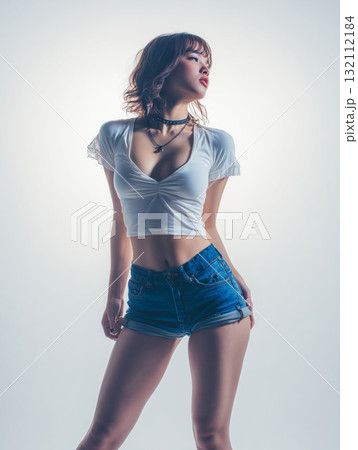 白Tシャツとデニムショートパンツの女性モデル｜シンプルで洗練された夏のカジュアルコーデ 132112184