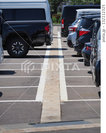 駐車場に並んだ乗用車の後部の間 132112325