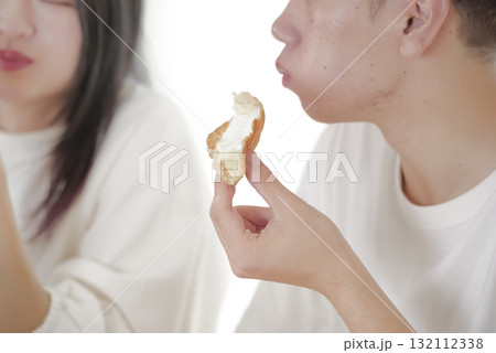 おやつの時間を楽しむ若いカップル 132112338