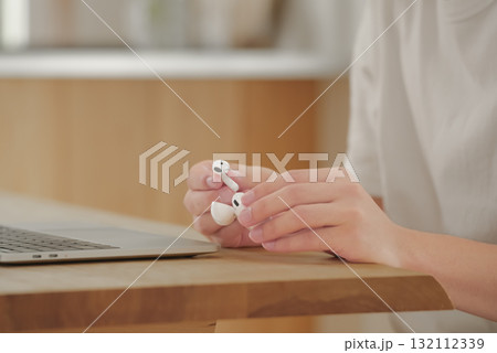 ワイヤレスイヤホンをつける若い男性 ワイヤレスイヤホンをつける若い男性 132112339