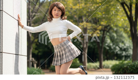 ミニスカを履く女装の40代のおじさん ミニスカを履く女装の40代のおじさん 132112375