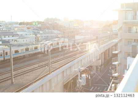 夕暮れの小田急駅経堂駅付近を走る小田急線の車両 132112463