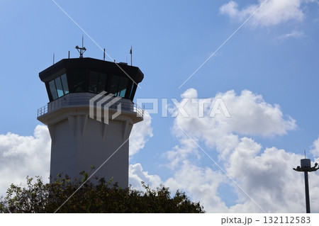 石垣空港の管制塔と青空 石垣空港の管制塔と青空 132112583