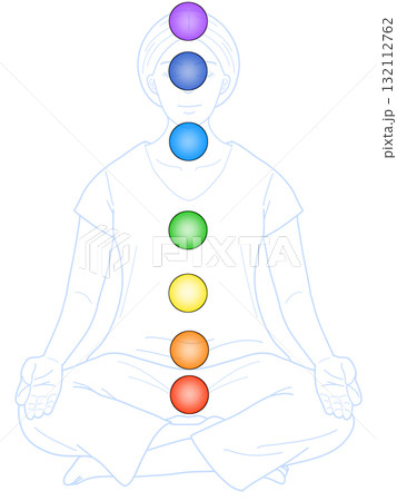 ヨガ・瞑想をしている女性とチャクラのイラスト　チャクラの場所 132112762