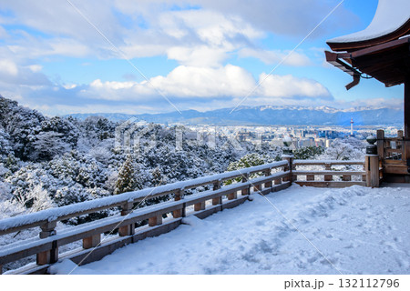 雪化粧した清水寺から見る京都市街 雪化粧した清水寺から見る京都市街 132112796