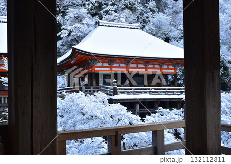雪化粧した清水寺の奥之院 雪化粧した清水寺の奥之院 132112811