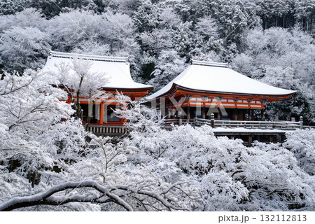雪化粧した清水寺の奥之院 132112813